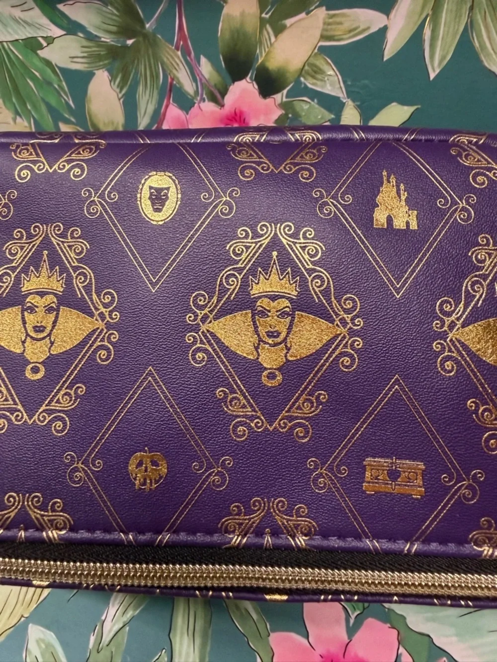 Beauty set - Disney Villains large makeup bag with 5 premium beauty items NWT